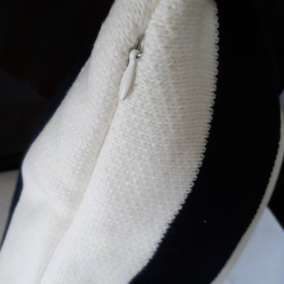 Hudson Bay Company Stripe, 100% cotton -  Pillow. Sz 19 in x 19 in.  NWT - Picture 2 of 9